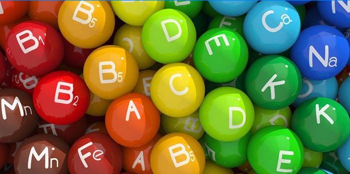 Többszínű labdák vitaminokból és ásványi anyagokból