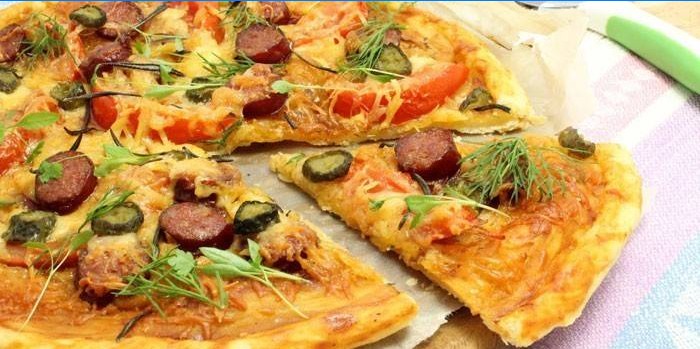Leveles tészta pizza kolbásszal és paradicsommal