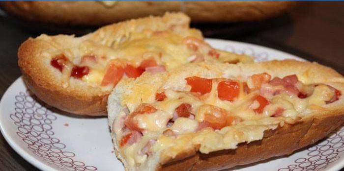 Baguette pizza egy tányérra