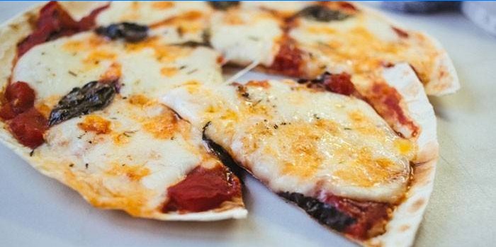 Lavash-alapú pizza paradicsomos és mozzarellás töltelékkel