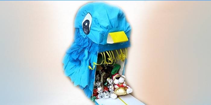 Pinata édességekkel és édességekkel belül.