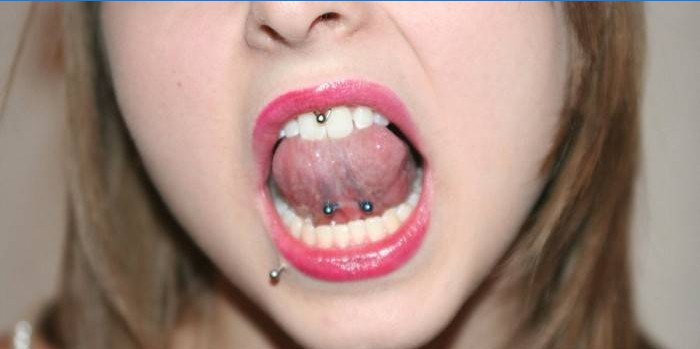 A nyelv kantár piercing