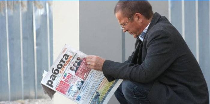 Egy ember újságot olvas