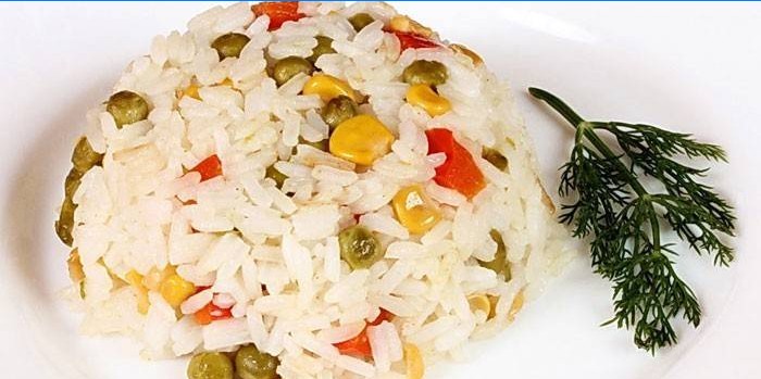 Főtt rizs zöldségekkel és borsóval