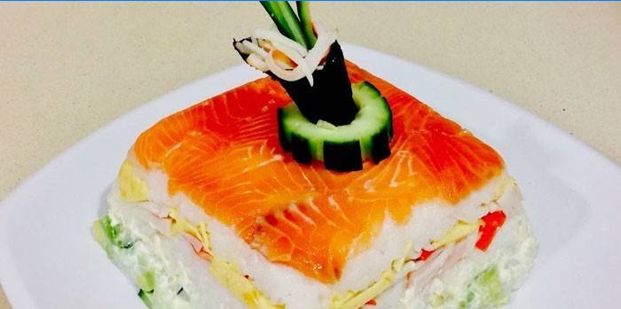 Sushi saláta uborkával, piros hallal és Philadelphia sajttal