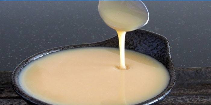 Sűrített tej egy tányérra