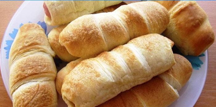 Kész kolbász leveles élesztő tésztában