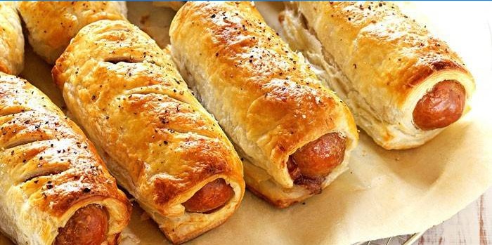 Kész kolbász leveles tészta sütőpapírra