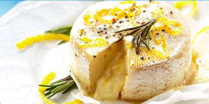 Camembert sajt narancshéjjal egy tányérra