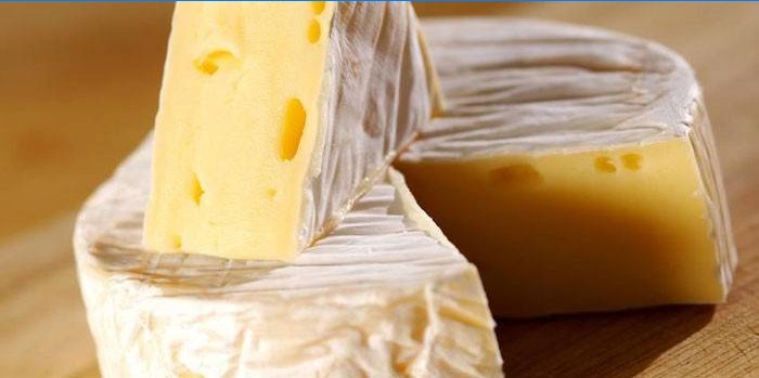 Kész Camembert sajt darabolt