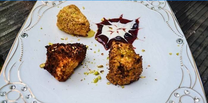 Rántott Camembert sajt egy tányérra
