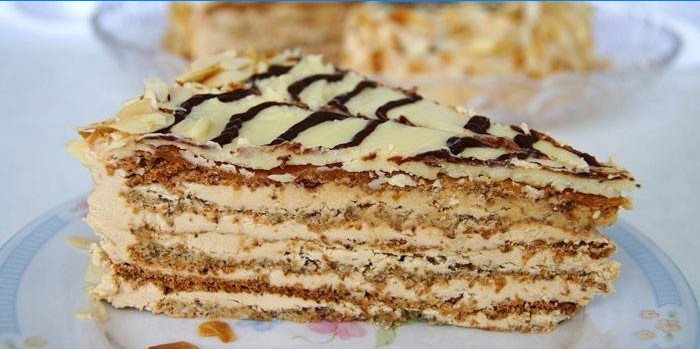 Egy szelet Esterhazy torta főtt sűrített tejszínhabbal egy tányérra