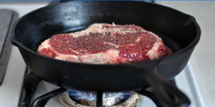 Serpenyőben steak