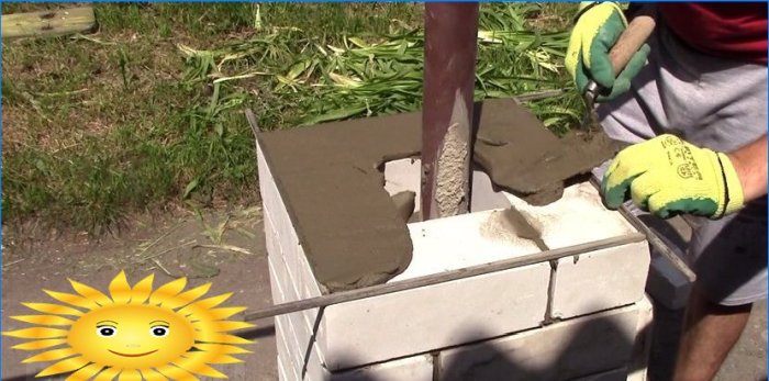 Hogyan lehet összerakni egy kerítésoszlopot saját kezével