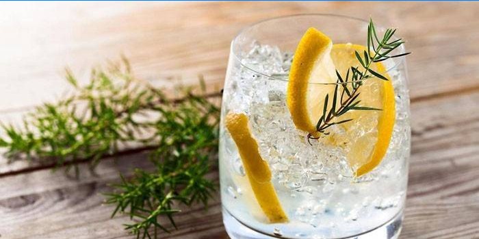 Gin és tonik koktél