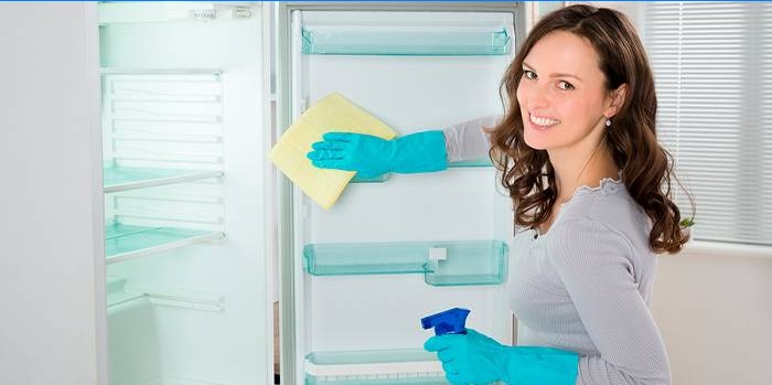 Mosás a hűtőszekrényben