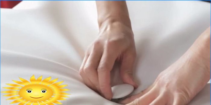 A műbőr rögzítése csavargombokkal