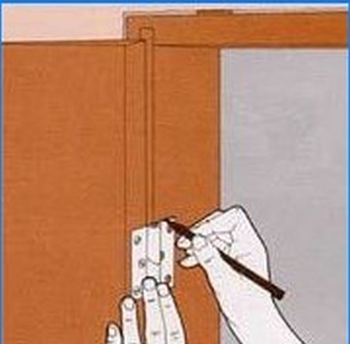 Hogyan lehet akasztani egy ajtót, és kivágni egy zárat?