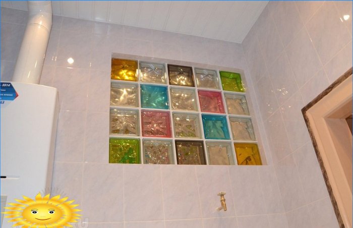 Színes üvegtömbök a fürdőszobában