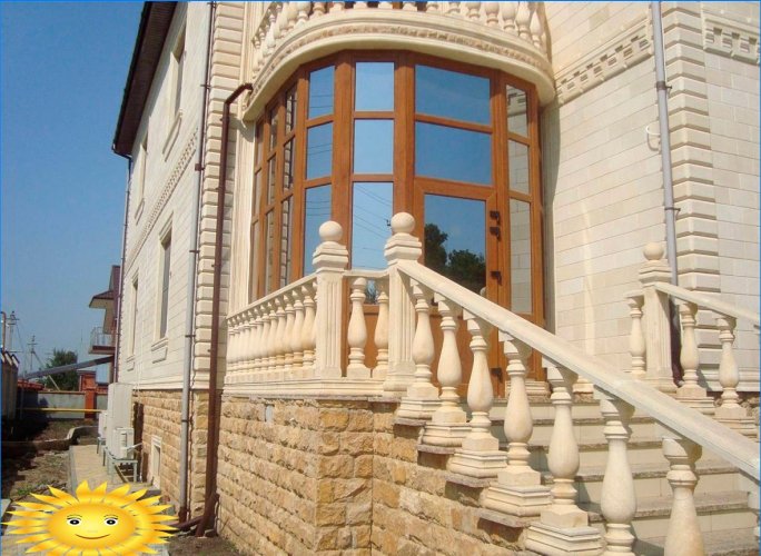 Dagesztáni kő: a ház homlokzata felé néz