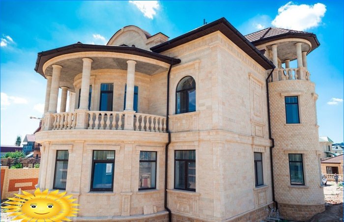 Dagesztáni kő: a ház homlokzata felé néz