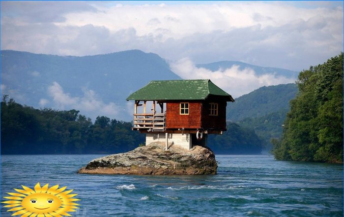 Magányos ház a folyón, a tara nemzeti parkban, Szerbia