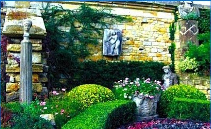 Olasz kert antik szobrokkal és terasszal