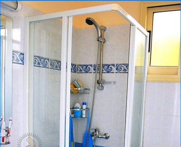 Gazdaságos alternatívája a fürdőszobának. Hogyan válasszuk ki a zuhanykabinot?