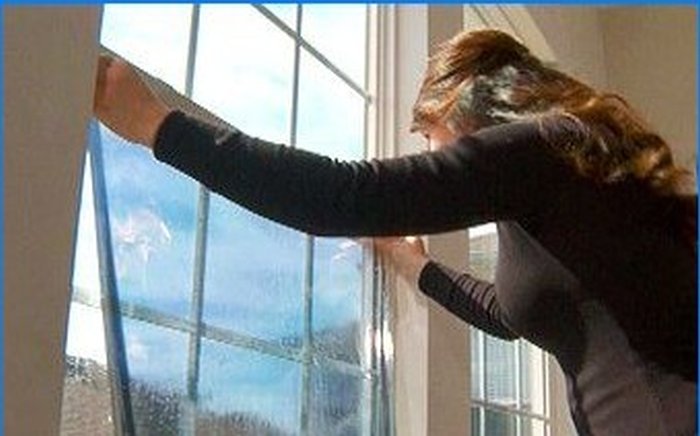 Napfényvédő dupla üvegezésű ablakok egy vidéki házhoz