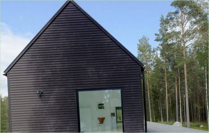 Modern viking ház egy tó partján Svédországban