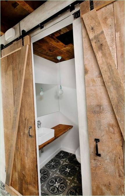 Cottage de Brébeuf vidéki ház - fa ajtók a fürdőszobában