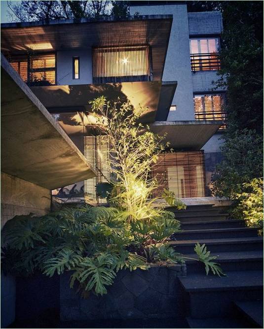 A mexikói Villa House Maza belső udvarának fénytervezése
