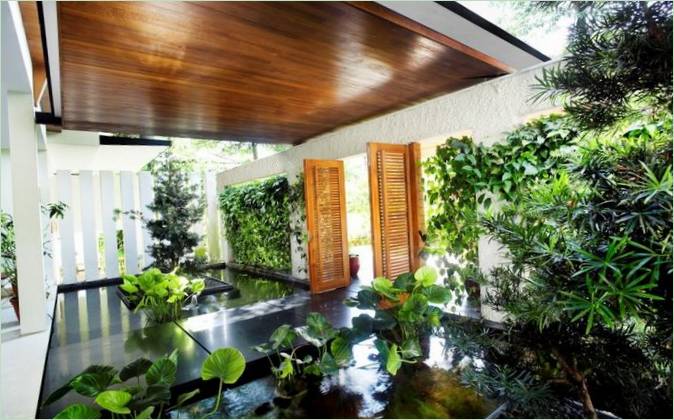 Udvar mesterséges tóval a Rattan House-ban