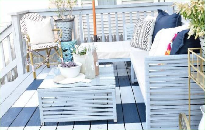 Otthoni tereprendezés saját kezűleg: Wicker egy teraszon