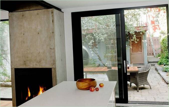 Cottage de Brébeuf vidéki rezidencia - betonblokk kandalló a konyhában