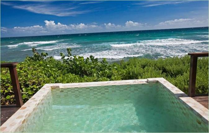 Biras Creek Hotel medence