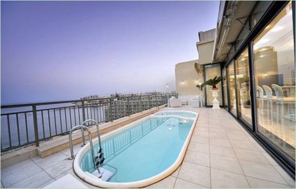 Egy kis medence egy penthouse verandán