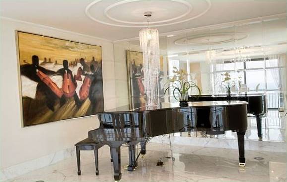 Fekete zongora egy penthouse belső térben