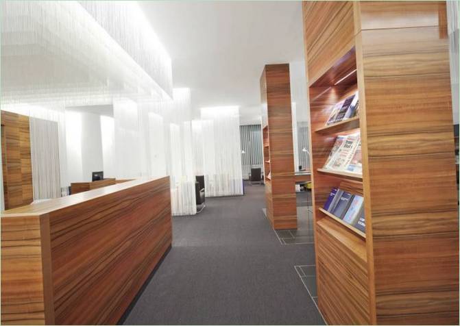 Repülőtéri váróterem: fából készült könyv- és magazinállványok