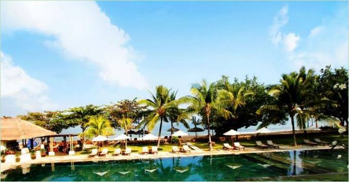 A Belmond Jimbaran Puri Resort úszómedencéje