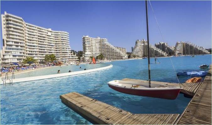 San Alfonso del Mar medence