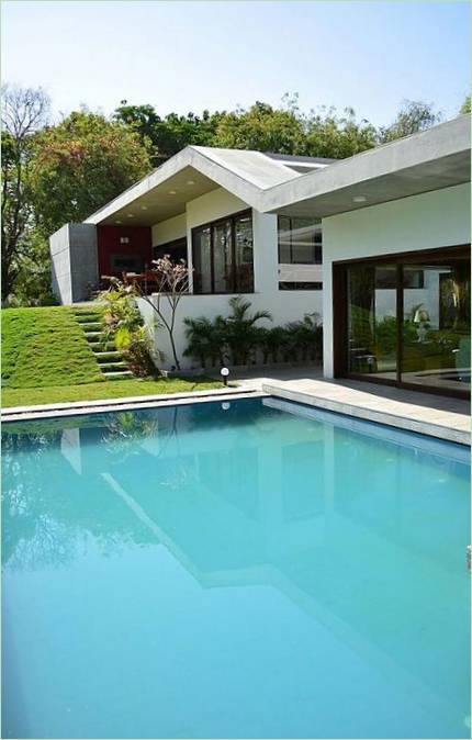 Aranya Mansion kültéri medence a Modo Designs tervei alapján