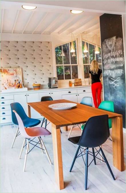 Több színű Eames székek az étkező belső terében