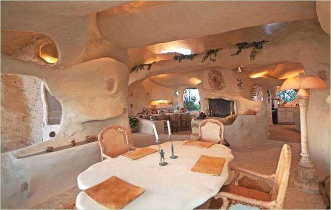 A malibui Flintstone Barlangház étkezője