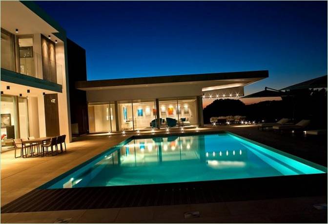 Az elegáns Quinta villa úszómedencéje Portugáliában
