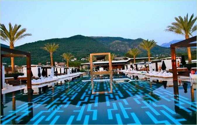 Porto Montenegro luxus medence