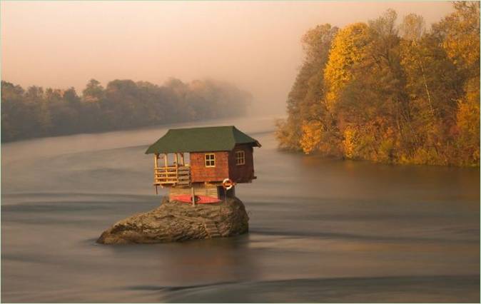 Magányos ház a Drina partján