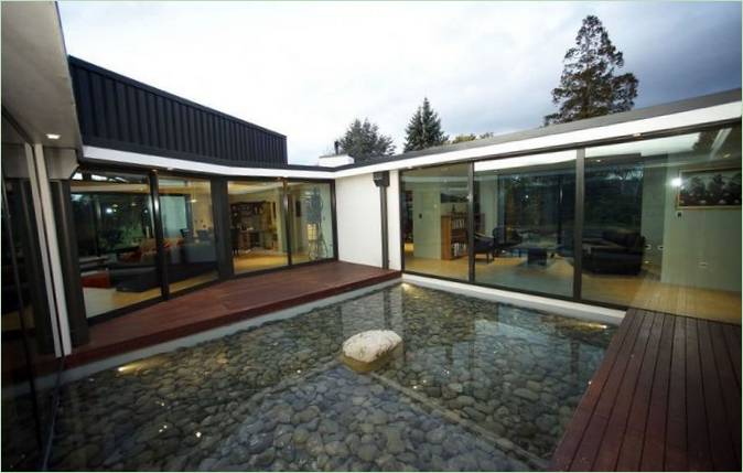 Mesterséges medence a Rotopai Residence-ben
