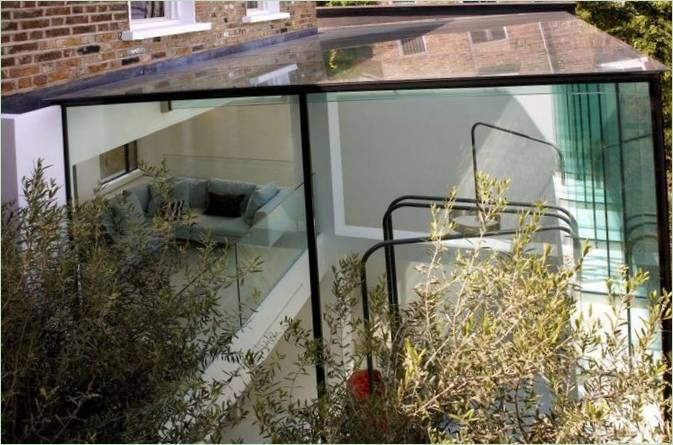 A londoni Souldern Road vidéki ház üvegfalai és mennyezete