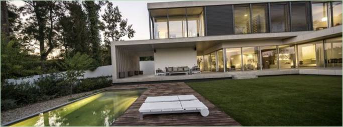 L-alakú rezidencia nagy kerttel és medencével Portugáliában